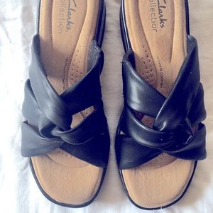 Clarks Black Puffy knotted sandals 8W